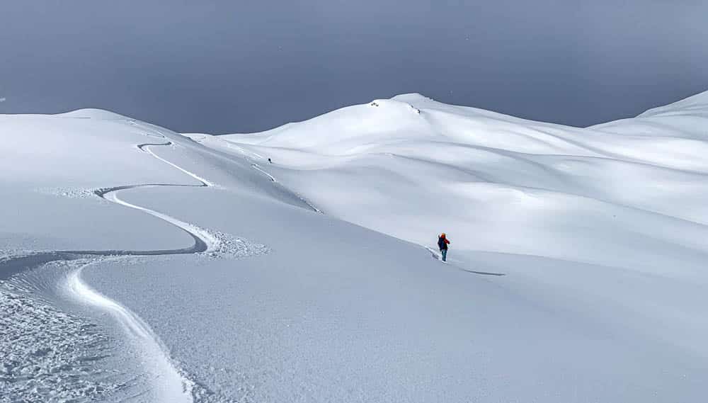 Abfahrt vom verschneiten schönen Zwölfihorn.