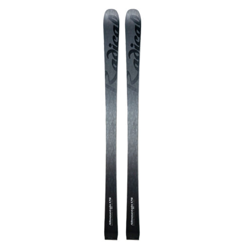 Auf der Piste präzise, daneben souverän – der Allmountain-Ski mit 84 mm unter der Bindung.